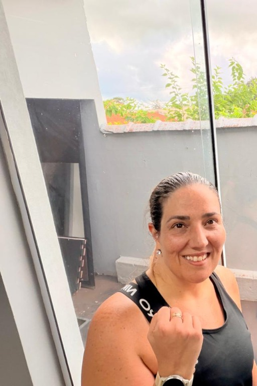 Foto real de aluna do Método Athenas 4.0 sorrindo e orgulhosa